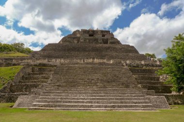 Xunantunich Mayan 'ı keşfeden turist, San Ignacio köyü yakınlarındaki Belize' de harabelerde.