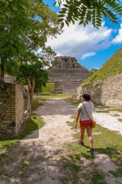 Xunantunich Mayan 'ı keşfeden turist, San Ignacio köyü yakınlarındaki Belize' de harabelerde.