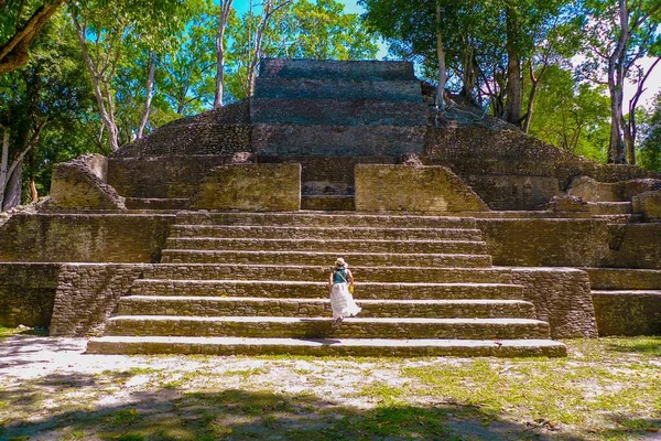 Kobieta Turystka Zwiedzająca Ruiny Cahal Pech Mayan San Ignacio Belize — Zdjęcie stockowe