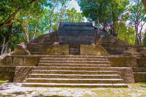 Turista Feminina Explorando Cahal Pech Mayan Ruin San Ignacio Belize — Fotografia de Stock