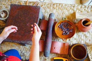 Antik Maya çikolatası Guatemala 'da metate taşından yapılır.