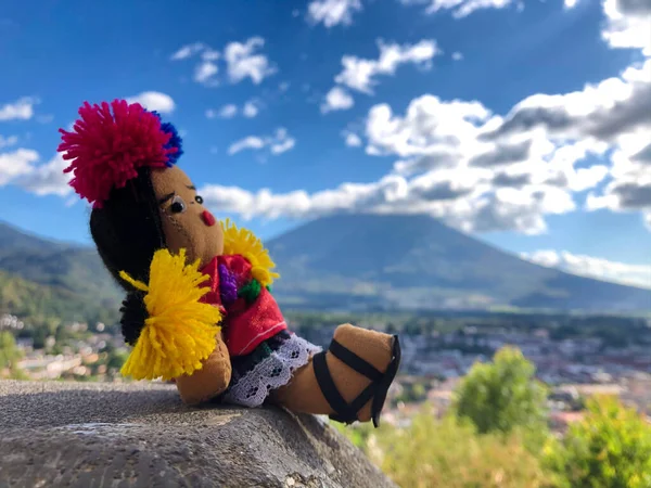 Типичная Гватемальская Кукла Ручной Работы Вулканом Агуа Заднем Плане — стоковое фото