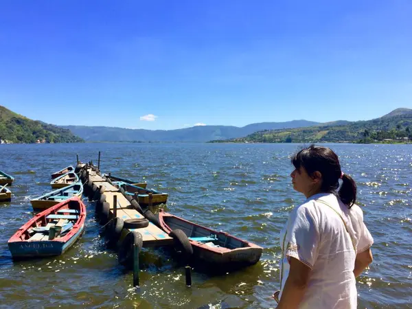 Amatitlan Gölü, Guatemala yakınlarında tekne turları düzenliyor.