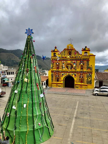Iglesia Católica Con Árbol Navidad Parque Central Totonicapan Guatemala —  Fotos de Stock