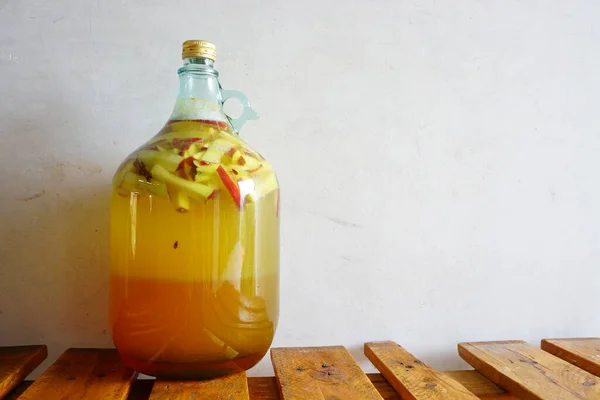 Fermentacja Miodu Jabłkowego Lub Wina Owocowego Szklanym Wózku — Zdjęcie stockowe