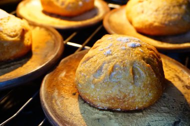 Evde zanaatkar mayalı ekmek yapılıyor.