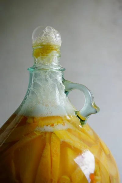 带有气泡的玻璃瓶中有机桃酒或蜂蜜酒的非常活跃的发酵 — 图库照片