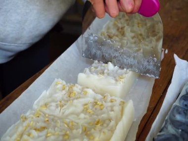 Evde el yapımı soğuk algınlığı sabunu kesen kadın.