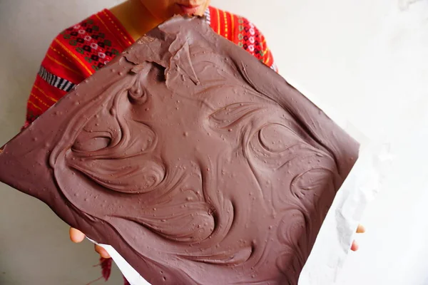 Mujer Feliz Sosteniendo Una Barra Chocolate Extremadamente Grande —  Fotos de Stock