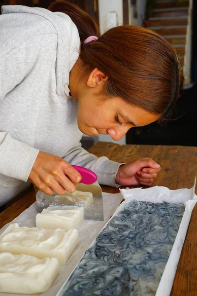 Девочка Подросток Режет Натуральное Холодное Органическое Мыло Дома — стоковое фото