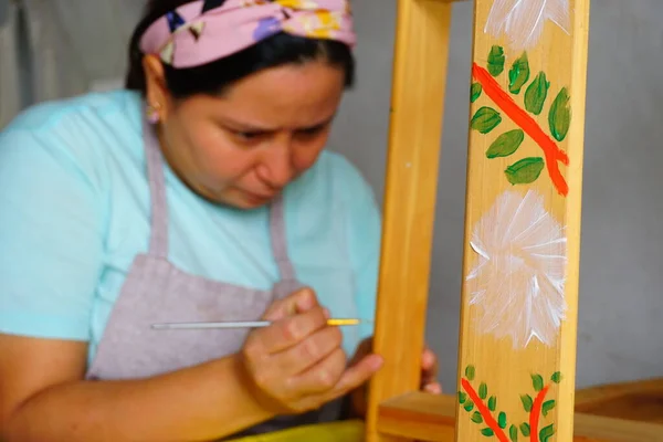 Женщина Рисует Деревянной Мебели Дома Проект Diy — стоковое фото