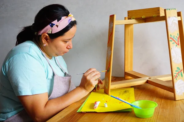 妇女在家里的木制家具上画画 Diy项目 — 图库照片