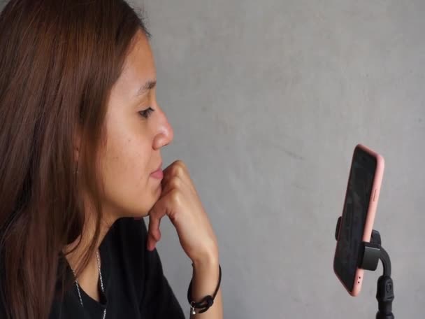 Latin Spanyol Tinédzser Lány Élvezi Videohívás Családjával — Stock videók