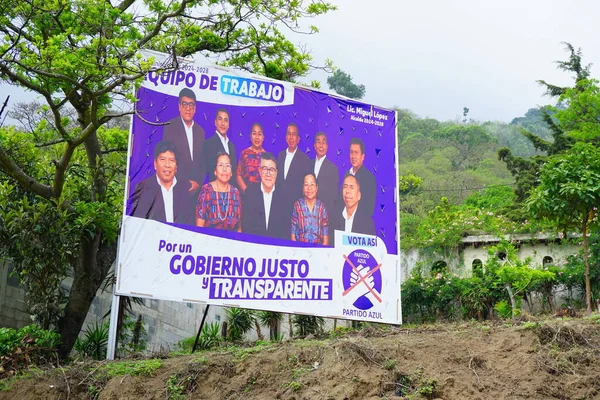 San Antonio Aguas Calientes, Guatemala - Cerca 2023: 2023 seçimlerinde sokaklardaki siyasi partilerin ilanları