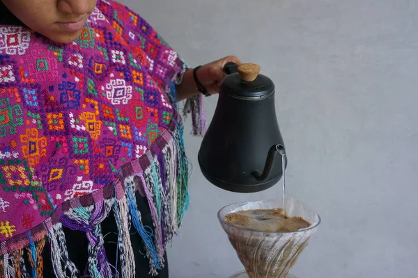 Гватемальская Девушка Готовит Кофе Традиционном Хайпильском Платье — стоковое фото