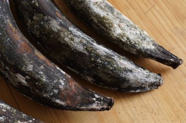 Küflü muz ya da ahşap zemin üzerinde muz.