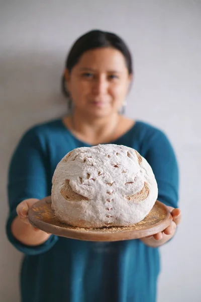 Mladá Žena Drží Velký Kysaný Chléb — Stock fotografie