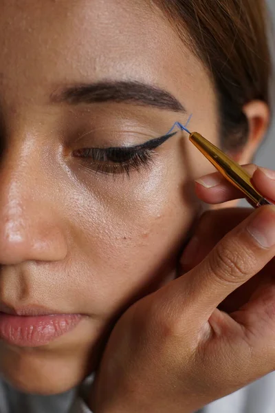 Teenage Latin Hispanic Pige Sætte Makeup - Stock-foto