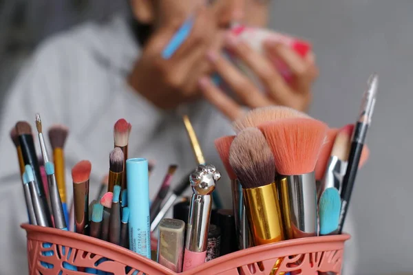 Adolescente Latina Hispana Poniéndose Maquillaje — Foto de Stock