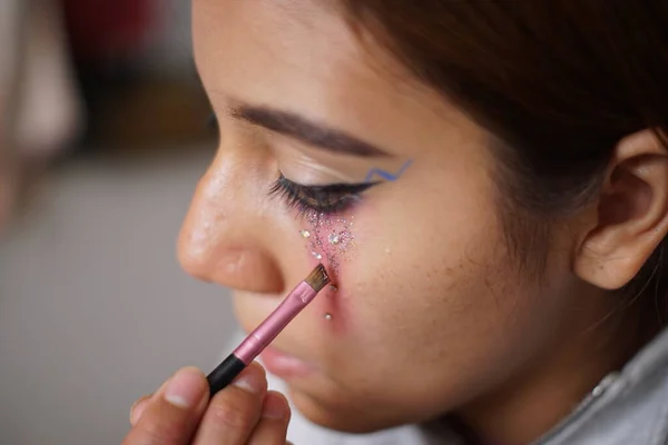 Teenage Latin Hispanic Girl Putting Makeup — Stock Photo, Image