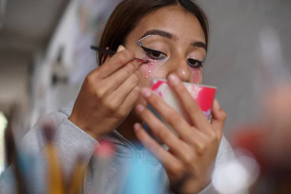 Adolescente Latina Hispana Poniéndose Maquillaje — Foto de Stock