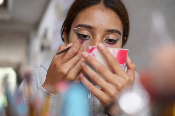 Adolescente Latina Hispana Poniéndose Maquillaje —  Fotos de Stock