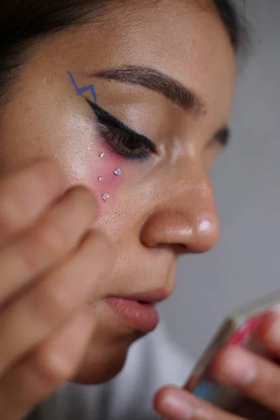 Remaja Latin Gadis Hispanik Memakai Makeup — Stok Foto