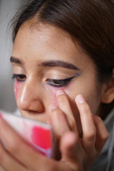 Remaja Latin Gadis Hispanik Memakai Makeup — Stok Foto