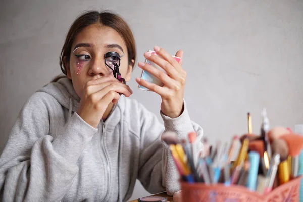 Adolescente Latina Hispânica Menina Colocando Maquiagem — Fotografia de Stock