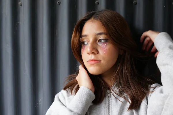 Porträtt Tonåring Latinamerikansk Latinamerikansk Flicka Med Svart Metall Bakgrund — Stockfoto