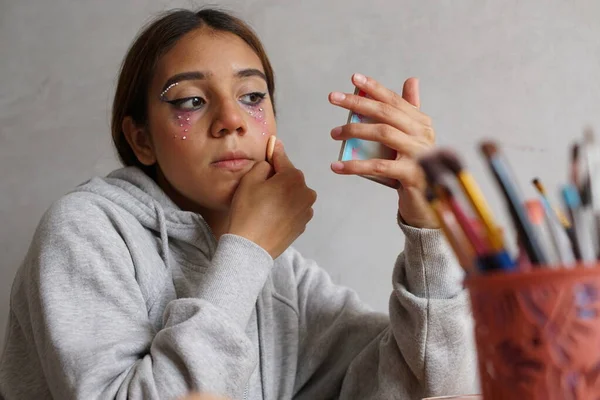 Латиноамериканская Девочка Подросток Накладывающая Макияж — стоковое фото