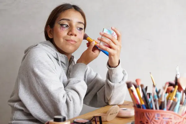 Adolescente Latina Hispânica Menina Colocando Maquiagem — Fotografia de Stock