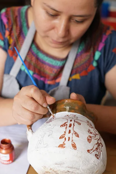 Mujer Guatemalteca Traje Huipil Tradicional Pintando Maceta Barro —  Fotos de Stock