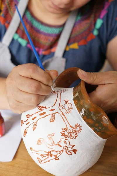 Guatemalas Kvinna Traditionell Huipil Klänning Målning Lera Pott — Stockfoto