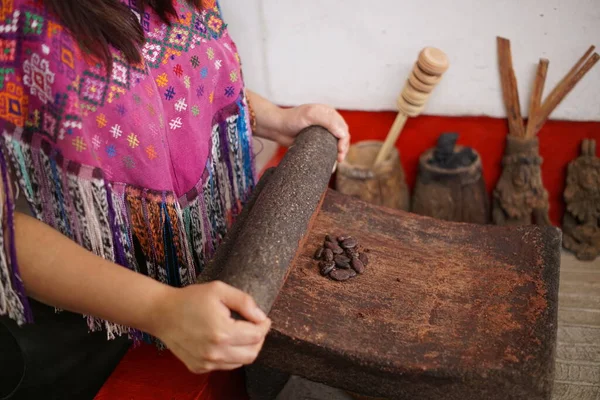 Гватемальская Женщина Майя Делает Шоколад Традиционного Камня — стоковое фото