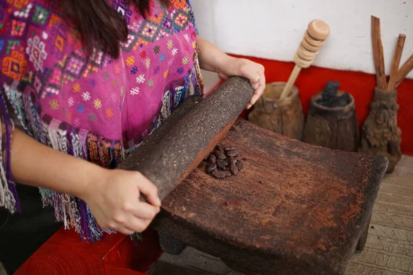 Guatemalan Mayan Woman Making Chocolate Traditional Grinding Stone — Stock Photo, Image