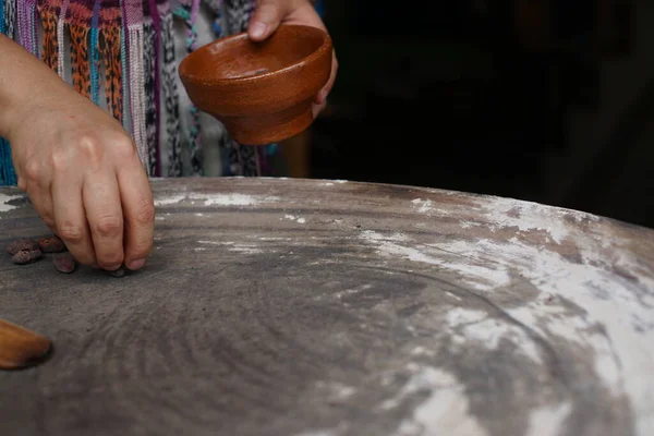 危地马拉玛雅人妇女在传统的可可豆盘上烤可可豆 — 图库照片