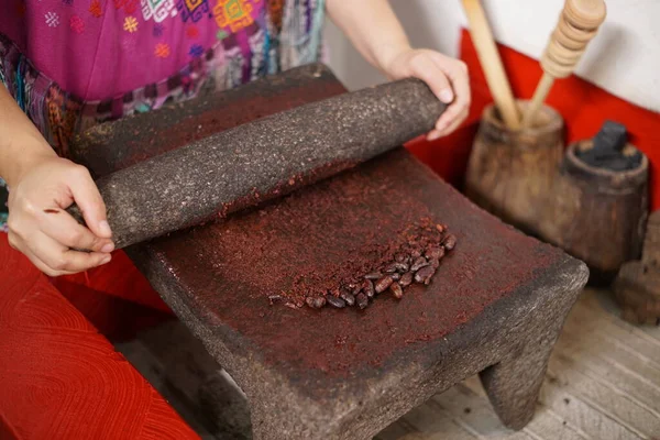 Guatemalan Mayan Woman Making Chocolate Traditional Grinding Stone — Stock Photo, Image