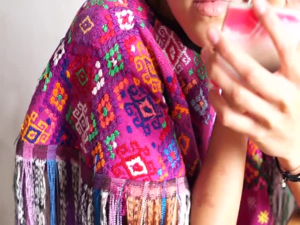 Латиноамериканская Девочка Подросток Накладывающая Макияж — стоковое видео