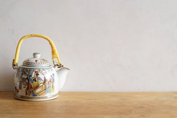 Vintage Chinesische Keramik Teekanne Auf Weißem Und Hölzernem Hintergrund — Stockfoto
