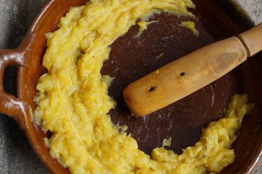 Guatemala geleneksel tatlılarının hazırlanması rellenitos de platano olarak adlandırılır.