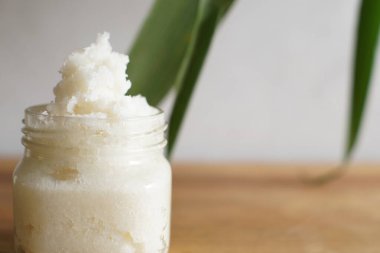 Oda sıcaklığında organik hindistan cevizi yağı.