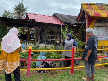 Dungun, Terengganu Malezya - 26 Şubat 2023: Felda Kerteh 3 'teki köyü temizlemek için yerel halk birlikte çalışıyor.
