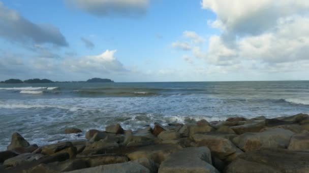 圧延波はテルク リパットのビーチで夜に防波堤を襲いました Dungun Terengganu — ストック動画