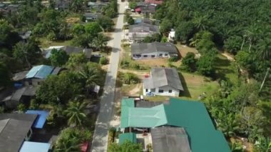 Felda Kerteh 3, Dungun, Terengganu 'daki birçok evin kırsal yerleşim yerlerinin insansız hava aracı görüntüsü.