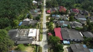 Felda Kerteh 3, Dungun, Terengganu 'daki birçok evin kırsal yerleşim yerlerinin insansız hava aracı görüntüsü.