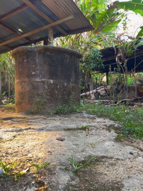 Terengganu 'daki Kuala Berang köyünde hala kullanılmayan bir kuyunun alçak açılı görüntüsü..