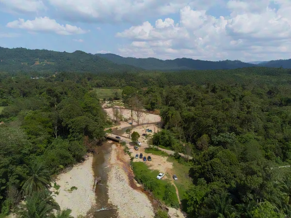 Nehrin yüksek açılı manzarası Kuala Berang, Terengganu 'daki tropikal ormandan akıyor..