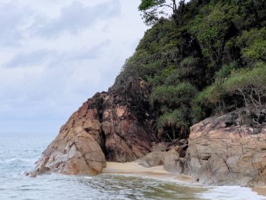 Akşamları Dungun, Terengganu 'da kayalık bir sahil manzarası..