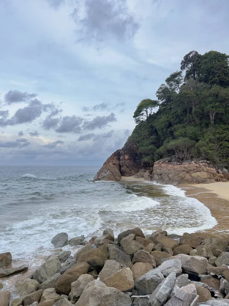Akşamları Dungun, Terengganu 'da kayalık bir sahil manzarası..